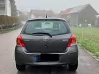 Usado Toyota Yaris 69 HP (50 kW) 2009 Cinzento Citadino