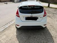 Gebraucht Ford Fiesta 95 PS (69 kW) 2012 Weiß Kleinwagen