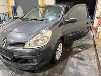 Gebraucht Renault Clio 75 PS (55 kW) 2005 Grau Kleinwagen