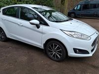 Gebraucht Ford Fiesta Titanium 100 PS (73 kW) 2016 Weiß Kleinwagen
