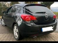 Gebraucht Opel Astra 140 PS (102 kW) 2012 Schwarz Limousine