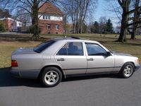 Gebraucht Mercedes E230 132 PS (97 kW) 1989 Gold Limousine