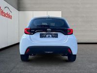 Gebraucht Toyota Yaris Basis 72 PS (52 kW) 2020 Schneeweiß Limousine