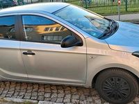 Gebraucht Hyundai i20 83 PS (61 kW) 2014 Silber Kleinwagen