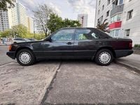 Gebraucht Mercedes E230 137 PS (100 kW) 1987 Schwarz Limousine