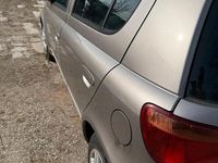 Gebraucht Toyota Yaris 65 PS (47 kW) 2005 Silber Limousine