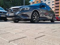 Gebraucht Mercedes A180 122 PS (89 kW) 2015 Grau Kleinwagen