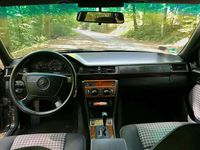 Gebraucht Mercedes E300 179 PS (131 kW) 1995 Schwarz Kombi