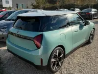 Neu Mini Cooper Favoured 135 kW (184 PS) 2025 Grün Kleinwagen