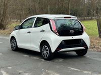 Gebraucht Toyota Aygo 69 PS (50 kW) 2015 Weiß Kleinwagen