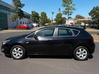 Używany Opel Astra Edition 140 KM (102 kW) 2010 Czarny Sedan/Limuzyna