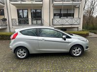 Gebraucht Ford Fiesta Celebration 80 PS (58 kW) 2016 Silber Kleinwagen