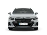Neu BMW 550e Performance 489 PS (359 kW) 2026 M brooklyn grau Kombi