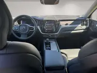 Gebraucht Volvo XC60 Plus 197 PS (144 kW) 2023 Crystal white / metallic SUV