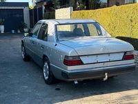 Second-hand Mercedes E250 95 CP (69 kW) 1990 Argintiu Berlinǎ