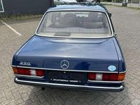 Gebraucht Mercedes E200 120 PS (88 kW) 1984 Blau Limousine