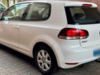 Gebraucht VW Golf VI 105 PS (77 kW) 2010 Weiß Kleinwagen