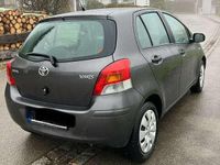Usado Toyota Yaris 69 HP (50 kW) 2009 Cinzento Citadino