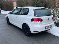 Gebraucht VW Golf VI 105 PS (77 kW) 2011 Weiß Kleinwagen
