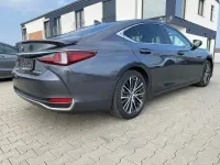 Gebraucht Lexus ES300H 178 PS (130 kW) 2023 Sonic grey Limousine