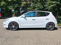 Gebraucht Hyundai i30 Edition+ 104 PS (76 kW) 2011 Weiß Kleinwagen