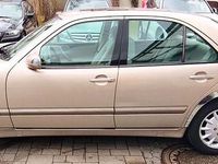 Gebraucht Mercedes E240 Elegance 170 PS (125 kW) 2000 Gold Limousine