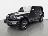 Neu Jeep Wrangler Sahara 272 PS (200 kW) 2026 Granite crystal SUV