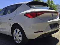 Używany Seat Leon Reference 116 KM (85 kW) 2022 Biały Sedan/Limuzyna