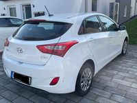 Gebraucht Hyundai i30 Trend 101 PS (74 kW) 2016 Weiß Limousine