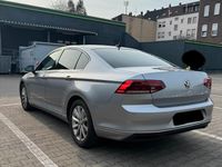Gebraucht VW Passat 150 PS (110 kW) 2019 Silber Limousine