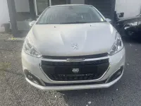 Gebraucht Peugeot 208 Allure 110 PS (80 kW) 2018 Farbe weiss perle perlmut/typ Kleinwagen