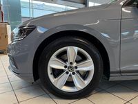 Gebraucht VW Passat R 150 PS (110 kW) 2022 Grau Kombi