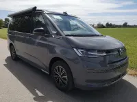 Neu VW California Beach 150 PS (110 kW) 2026 Grau Van
