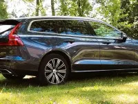 Gebraucht Volvo V60 Inscription 190 PS (139 kW) 2019 Blau Kombi