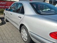 Gebraucht Mercedes E200 136 PS (100 kW) 1998 Silber Limousine