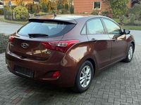 Gebraucht Hyundai i30 Trend 99 PS (72 kW) 2013 Hazel brown / met Kleinwagen