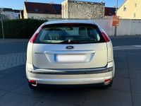Gebraucht Ford Focus Ghia 101 PS (74 kW) 2006 Silber Kleinwagen