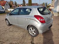 Gebraucht Hyundai i20 Comfort 77 PS (56 kW) 2009 Silber Kleinwagen