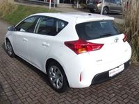 gebraucht Toyota Auris 1.33 Dual-VVT-i Cool Stoßstange Riss VR