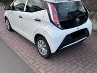 Gebraucht Toyota Aygo 69 PS (50 kW) 2016 Weiß Kleinwagen
