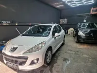 Gebraucht Peugeot 207 95 PS (69 kW) 2011 Weiß Limousine