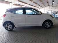 Gebraucht Hyundai i10 Select 63 PS (46 kW) 2024 Atlaswhite Kleinwagen