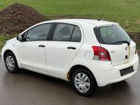Gebraucht Toyota Yaris 69 PS (50 kW) 2011 Weiß Kleinwagen