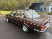 Second-hand Mercedes E280 185 CP (136 kW) 1982 Maro Berlinǎ