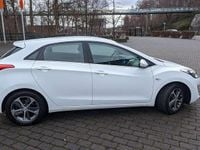 Gebraucht Hyundai i30 Trend 101 PS (74 kW) 2015 Weiß Limousine