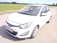 Gebraucht Hyundai i20 Edition 75 PS (55 kW) 2013 Coral white / sol Kleinwagen