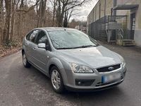 Gebraucht Ford Focus Ghia 101 PS (74 kW) 2005 Grau Limousine