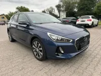 Gebraucht Hyundai i30 Intro Edition 120 PS (88 kW) 2017 Blau Limousine