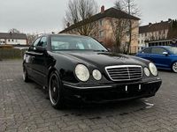 Używany Mercedes E280 210 KM (154 kW) 2001 Czarny Sedan/Limuzyna