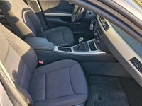 Gebraucht BMW 318 143 PS (105 kW) 2011 Silber Limousine